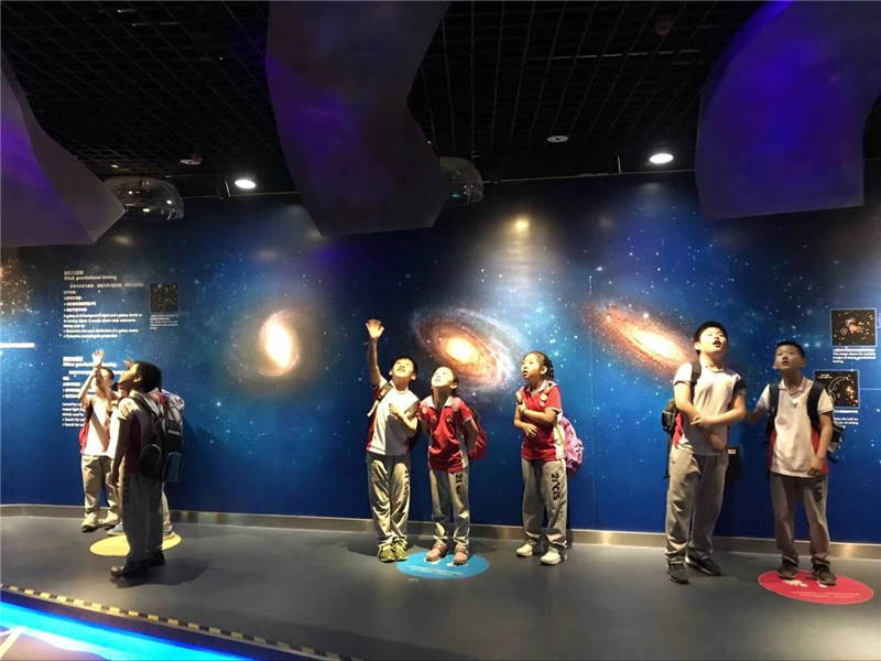 3孩子们通过“引力透镜”欣赏宇宙汇总神奇的天体变形像.jpg
