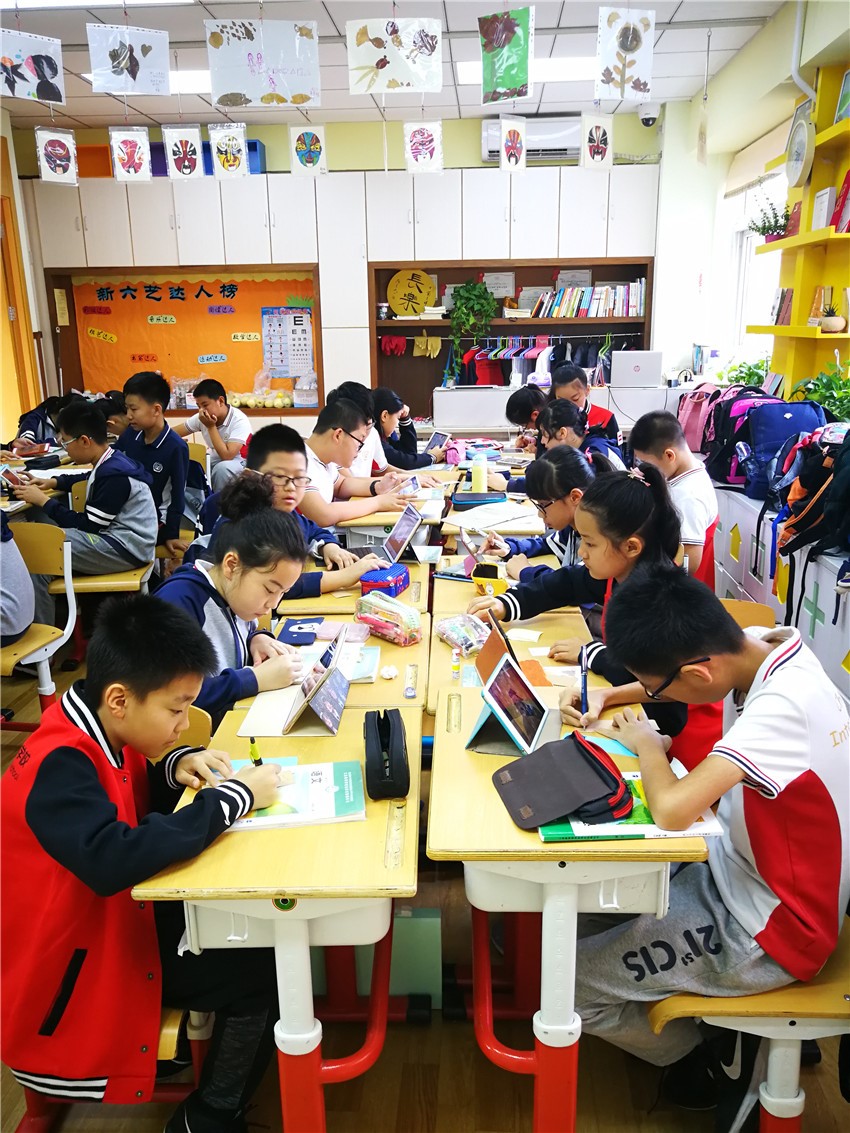 学生认真作画.jpg