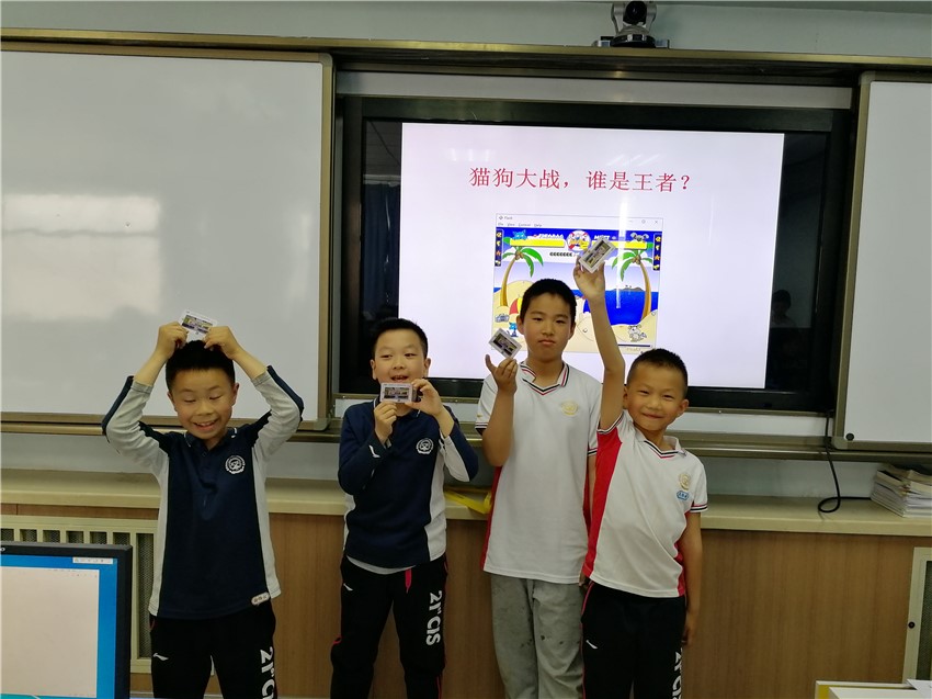 前4名的孩子站在领奖台上接受颁奖.jpg